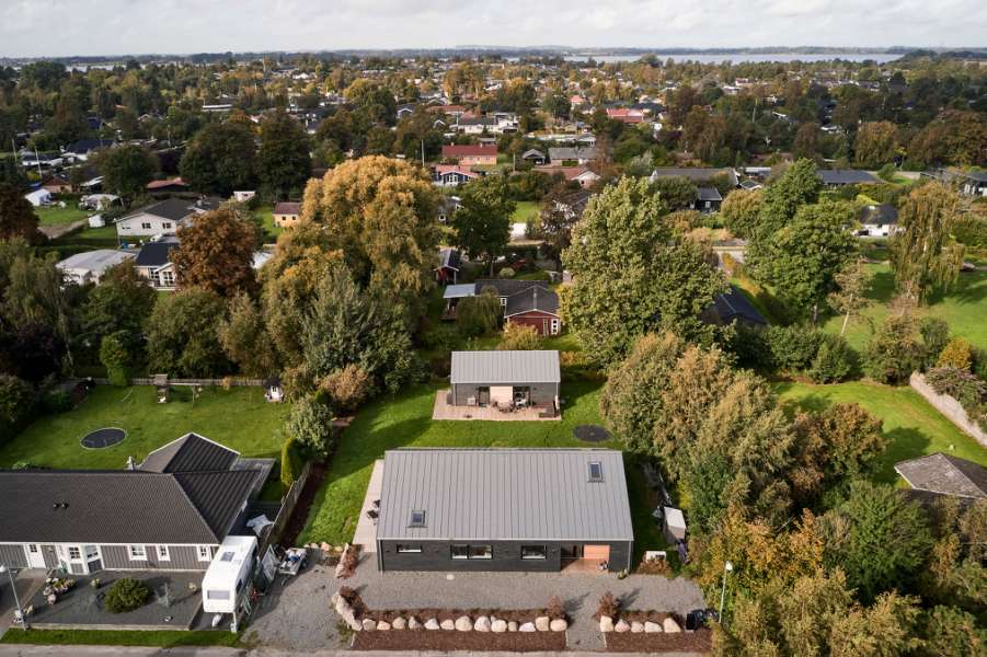 Skiffer, træ og stålprofiler i stilskabende symmetri, Mågevej 11, 4040 Jyllinge